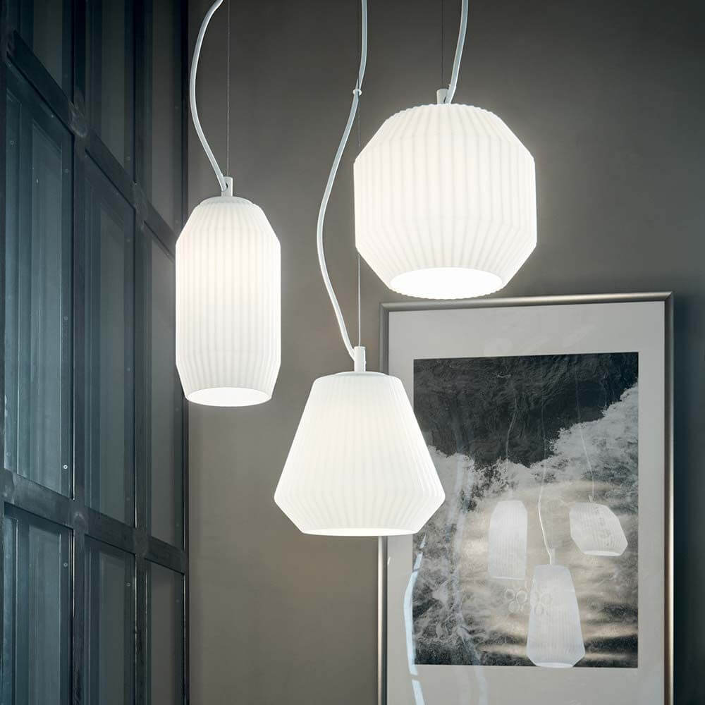 Pendelleuchte Origami 3-flammig Weiß in modernem Interieur mit eleganten weißen Lampenschirmen