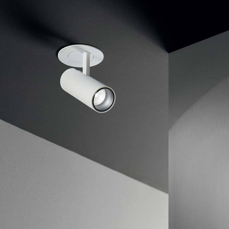 Play LED Einbau-Spot an Decke montiert, ideal für moderne Lichtgestaltung und Akzentbeleuchtung.