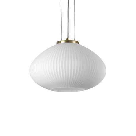 Plisse Pendelleuchte mit elegantem, geriffelten Glasdesign und goldfarbener Aufhängung.