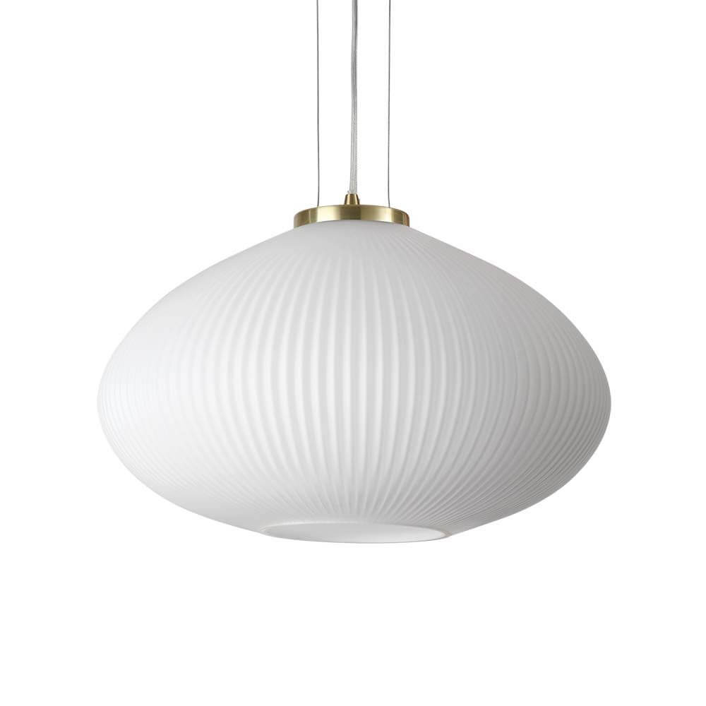 Plisse Pendelleuchte in ihrem eleganten Design mit weißem Lampenschirm und goldener Aufhängung.