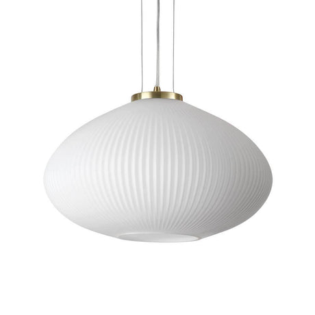 Plisse Pendelleuchte in ihrem eleganten Design mit weißem Lampenschirm und goldener Aufhängung.