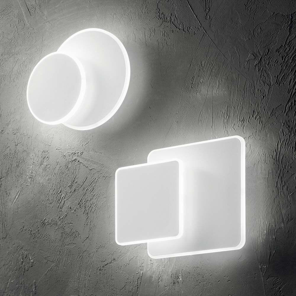Pouche LED Wandleuchte Weiß in minimalistischen Design an einer Wand installiert.