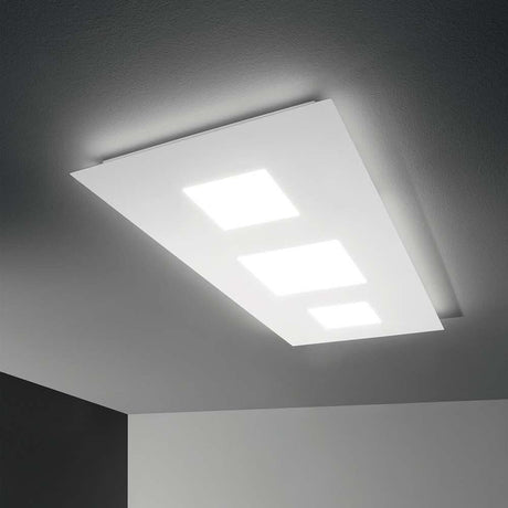 Stylische Relax LED Deckenleuchte mit drei quadratischen Lichtquellen an einer modernen Decke.
