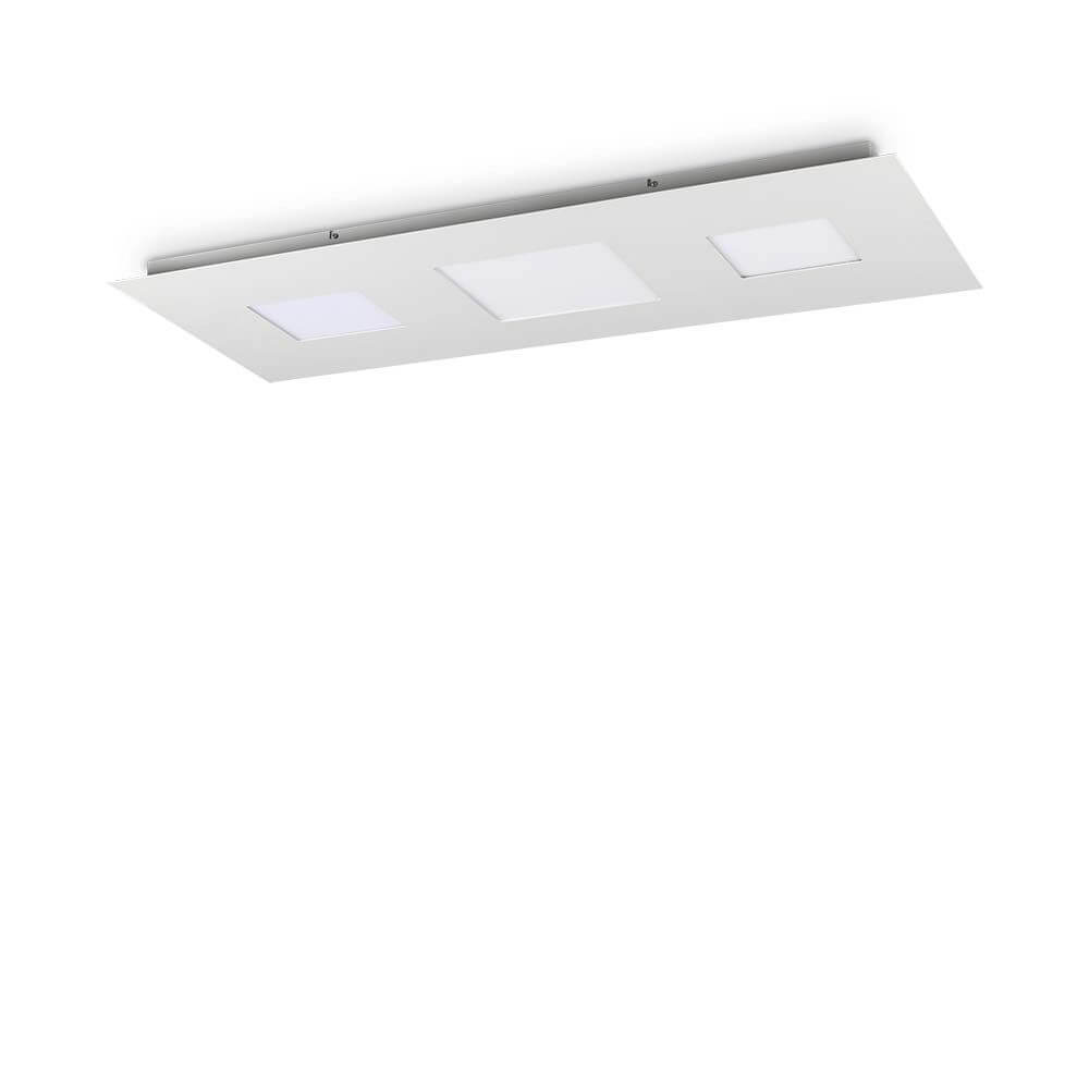 Relax LED Deckenleuchte mit drei quadratischen Lichtpaneelen in modernem Design.