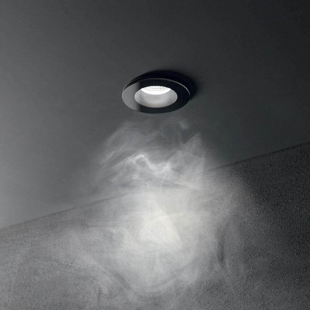 Room LED Außen Einbauleuchte in schwarzer Ausführung an der Decke montiert mit Rauch-Effekt.