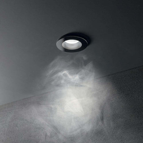 Room LED Außen Einbauleuchte in schwarzer Ausführung an der Decke montiert mit Rauch-Effekt.