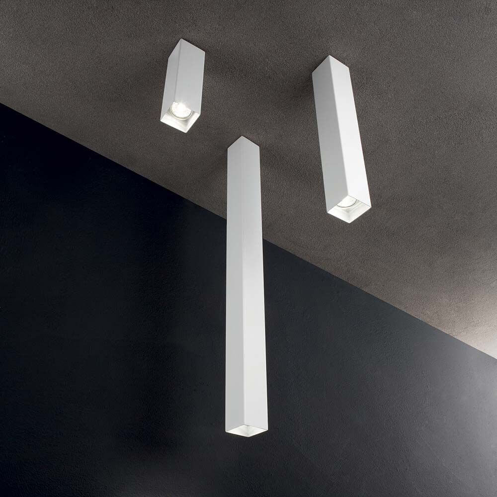 Sky Deckenleuchte Metall in modernem Design, drei weiße Leuchten für stilvolle Raumbeleuchtung.