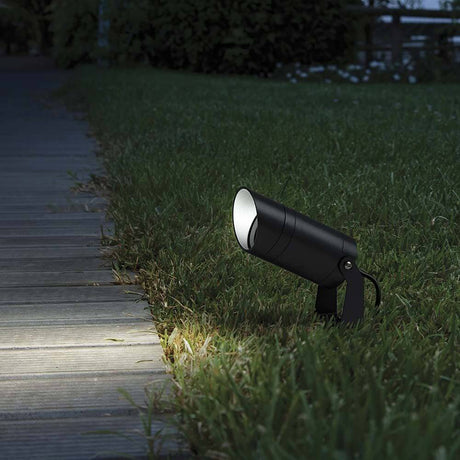 Starlight LED lampe de sol extérieure éclaire le chemin sur un trottoir en gazon et en bois.
