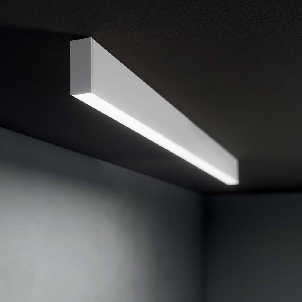 Steel LED Deckenlampe 107cm an der Decke in modernem Design mit hellem Licht.