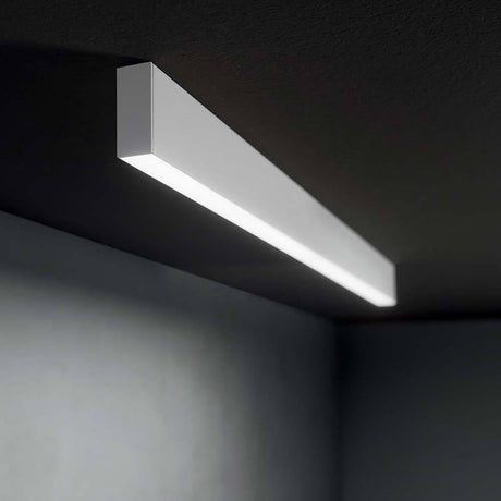 Steel LED Deckenlampe 107cm an der Decke in modernem Design mit hellem Licht.