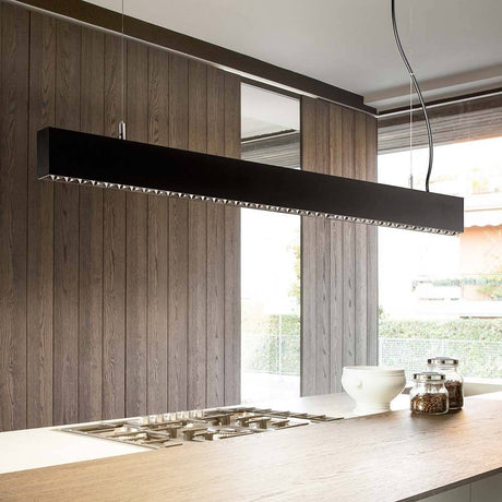 Steel LED Deckenleuchte Accent in moderner Küche über Esstisch mit eleganter Holzverkleidung.