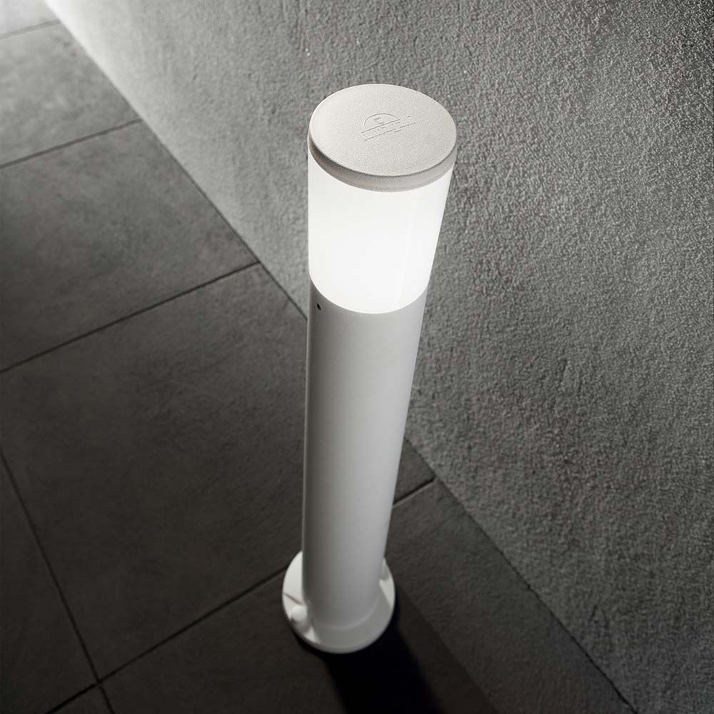 Pollerlampe Amelia IP55 Weiß auf einem modernen grauen Boden.