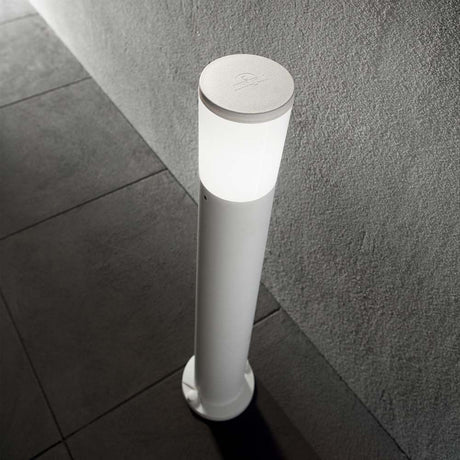 Pollerlampe Amelia IP55 Weiß auf einem modernen grauen Boden.