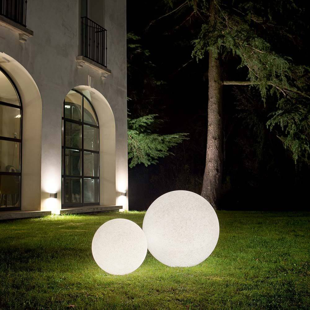 Kugellampe Doris Ø 78cm IP44 Weiß leuchtet im Garten bei Nacht, mit zeitlosem Design und outdoor Eignung.