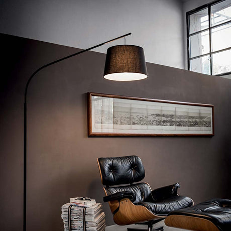 Stehleuchte Daddy Pt1 Schwarz in modernem Wohnzimmer mit komfortablem Sessel und zeitgenössischer Kunst.
