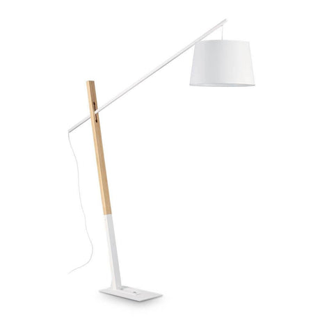 Eminent hvid gulvlampe med moderne design og træfod, ideel til dit hjem.