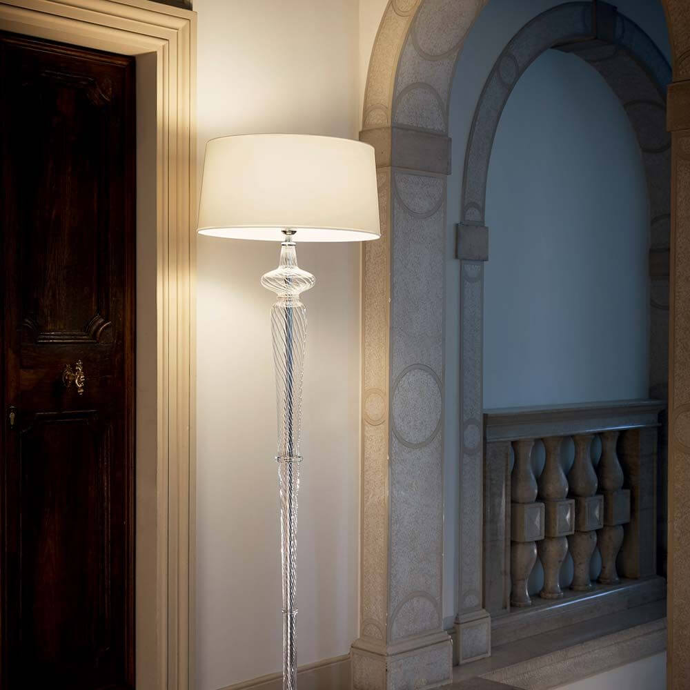 Elegante Stehleuchte Forcola Pt1 in Weiß, ideal für stilvolle Innenräume und als dekoratives Beleuchtungselement.