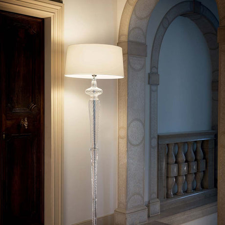 Gulvlampe Forcola Pt1 Hvid i et elegant rum med en lys lampeskærm og stilrent design.