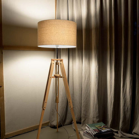 Klimt Pt1 gulvlampe med beige lampeskærm og træramme, ideel til hyggelige stuer.
