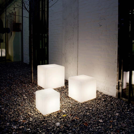 Luna Pt1 D50 floor lamp illuminates a modern outdoor area with white cubes.