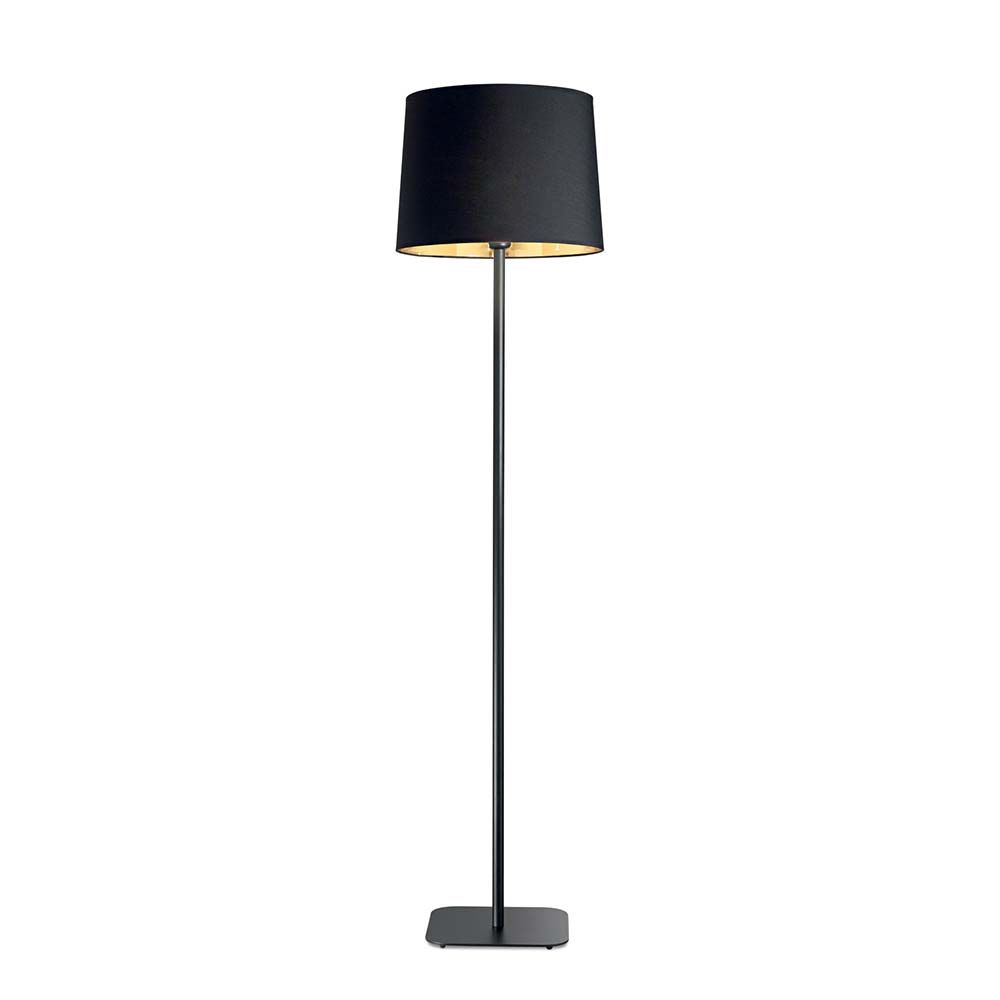 Stehleuchte Nordik Pt1 mit schwarzem Lampenschirm und moderner Metallbasis für stilvolle Beleuchtung.