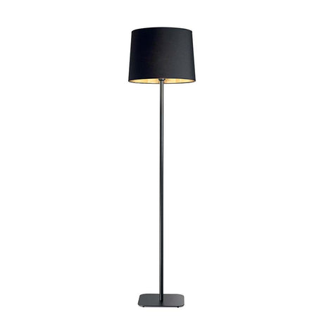 Stehleuchte Nordik Pt1 mit schwarzem Lampenschirm und moderner Metallbasis für stilvolle Beleuchtung.