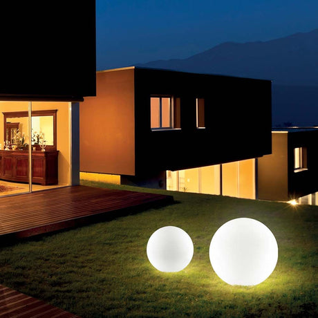 La lampe sphérique Sole Pt1 Ø 50 cm illumine le jardin la nuit, design moderne pour l’extérieur.