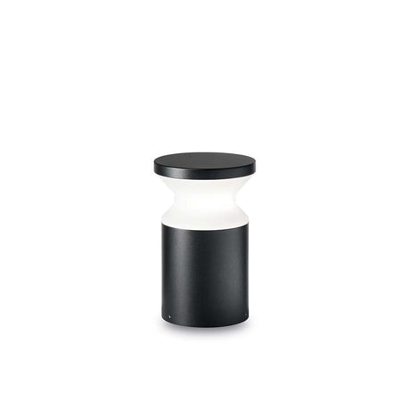 Lampadaire Torre Pt1 Petit Noir au design moderne, idéal pour des espaces de vie élégants.