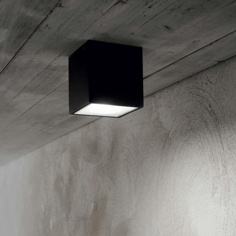 Techo Außen Deckenleuchte IP54 an moderner Decke, stilvolles Design für Außenbereiche.