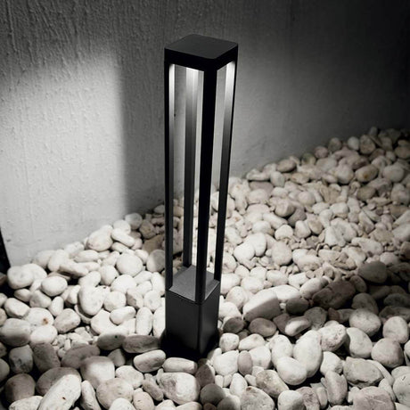 Tifone LED pullerleuchte IP65 på grusunderlag, stilfull utendørsbelysning for hager og stier.