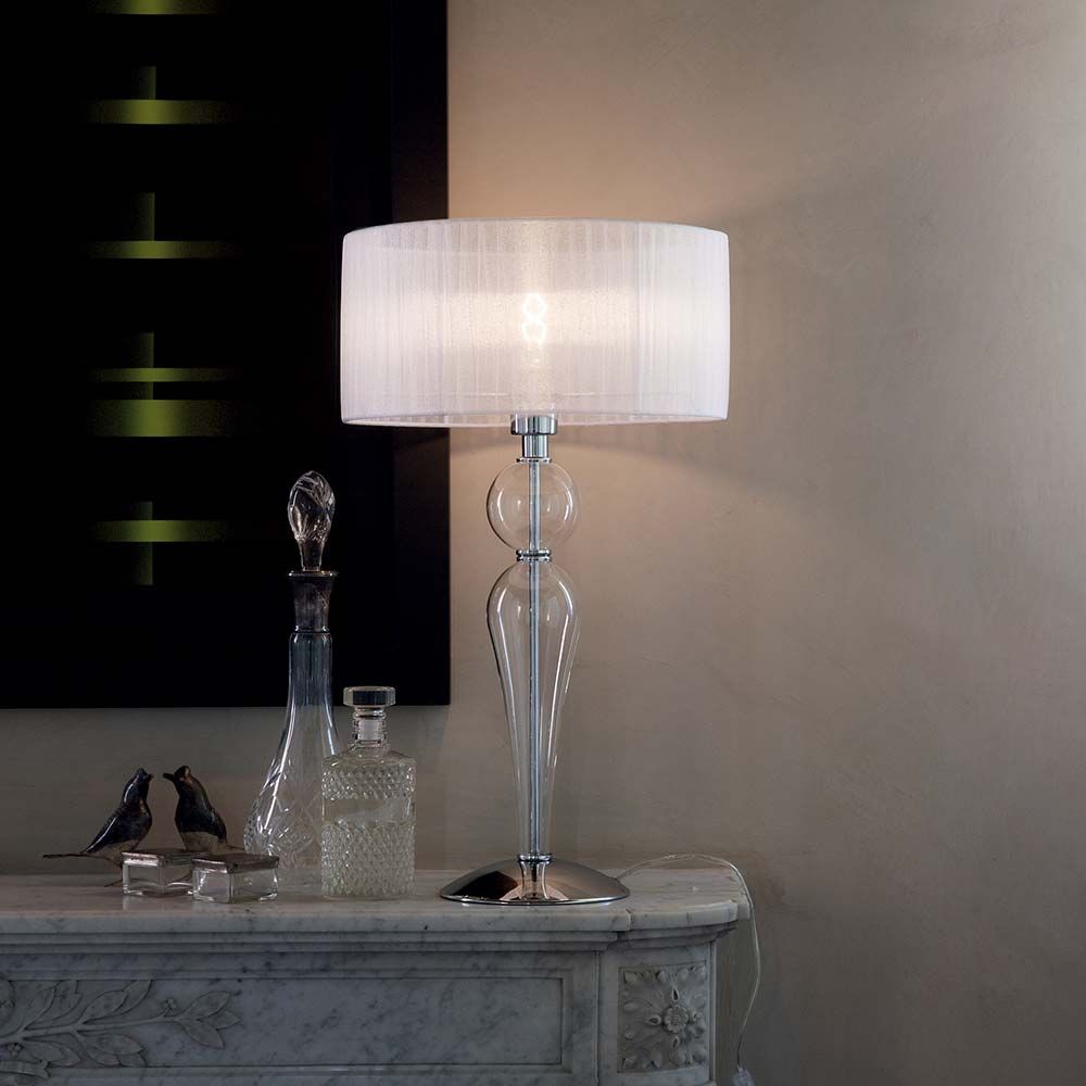 Bordlampe Duchessa Tl1 Stor på et elegant bord med stilfulle dekorasjoner.