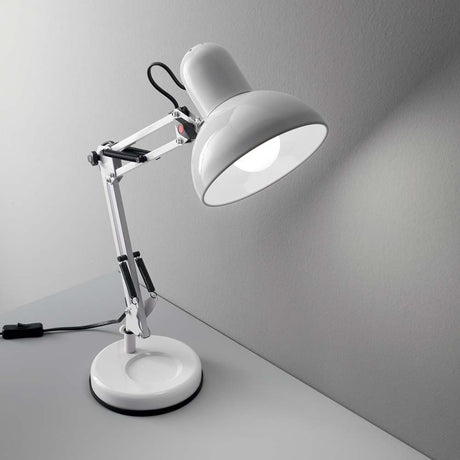 Bordlampe Kelly Tl1 Hvit på et bord, moderne design med klart lys.