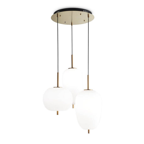 Umile SP3 Pendelleuchte mit drei blasenförmigen, weißen Glaskugeln und satiniertem Gold-Baldachin.