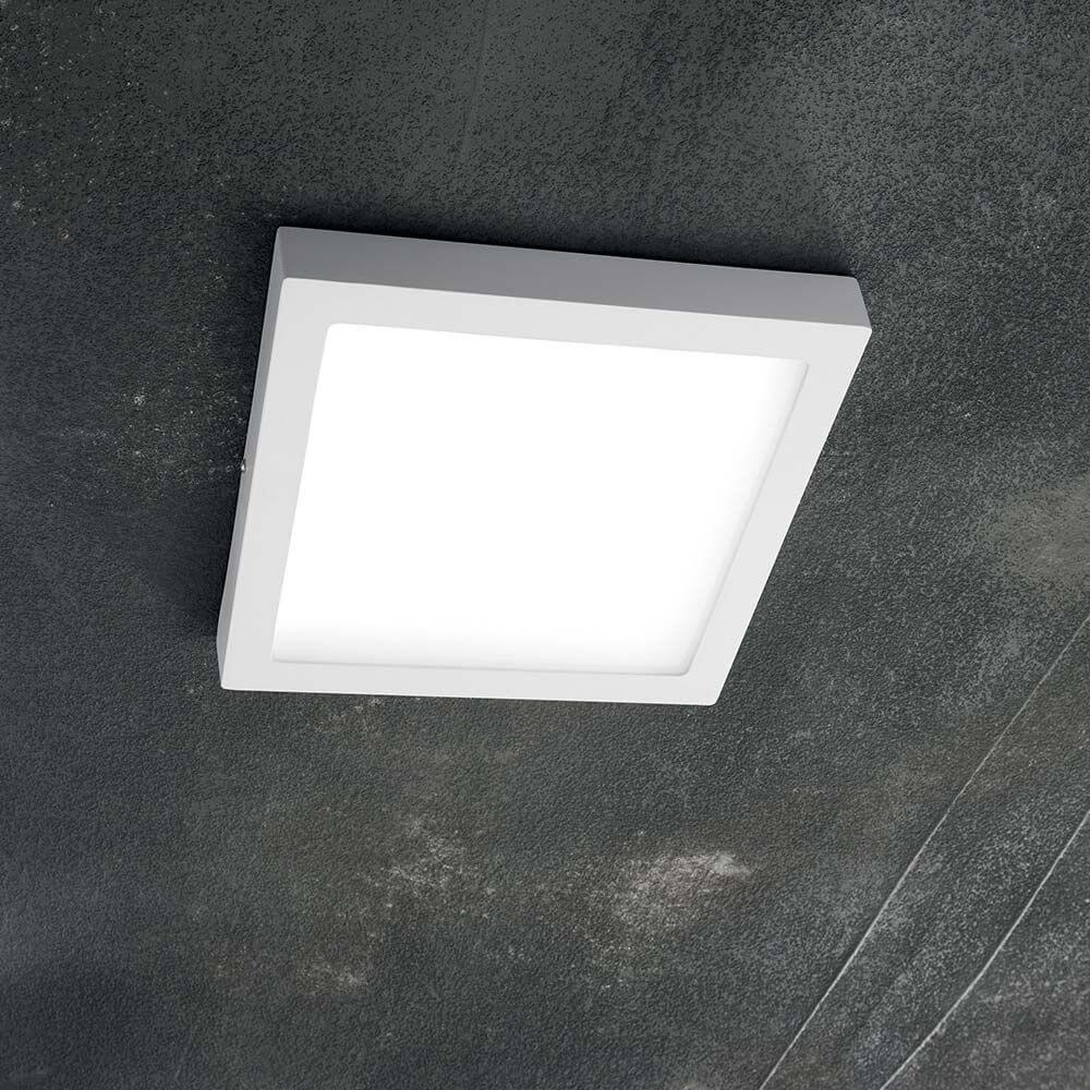 Universal LED Wand- & Deckenleuchte in quadratischer Form, montiert an einer Decke.