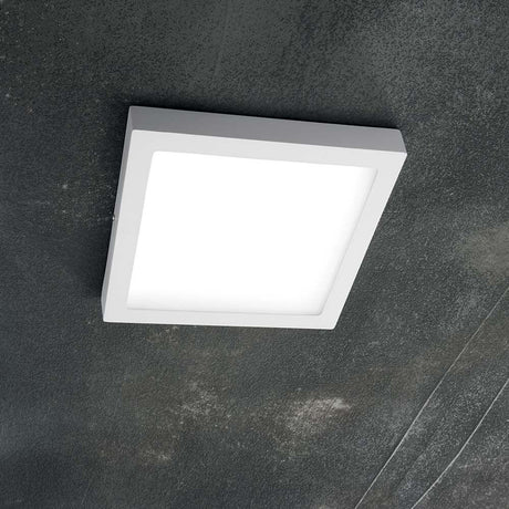 Universal LED Wand- & Deckenleuchte in quadratischer Form, montiert an einer Decke.