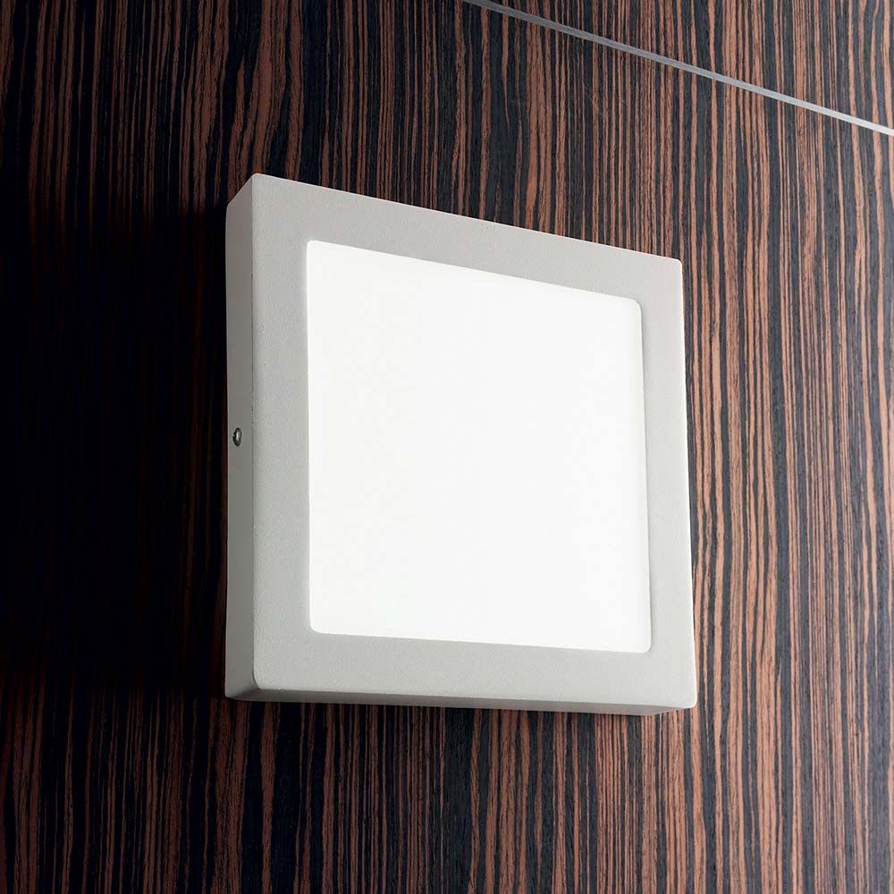 Universal LED Wand- & Deckenleuchte in modernem, quadratischem Design an einer Holzwand.