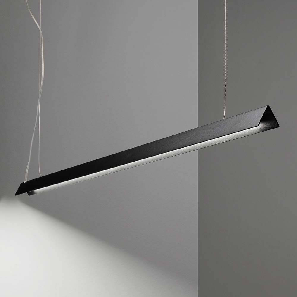 V-Line LED Hängeleuchte 110cm in modernem Design, hängend von der Decke mit warmem Licht.