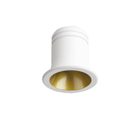 <span data-glossary-id="c79dad7c5c227f0ff89f54fa70e2d1a9">Virus</span> Spot encastré au design élégant avec bague intérieure dorée pour un éclairage raffiné.