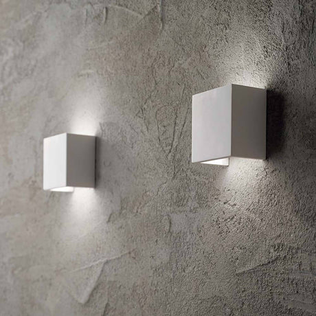Wandlampe Flash Gesso Klein Weiß an einer Wand, modernes Design in Weiß mit sanfter Beleuchtung.