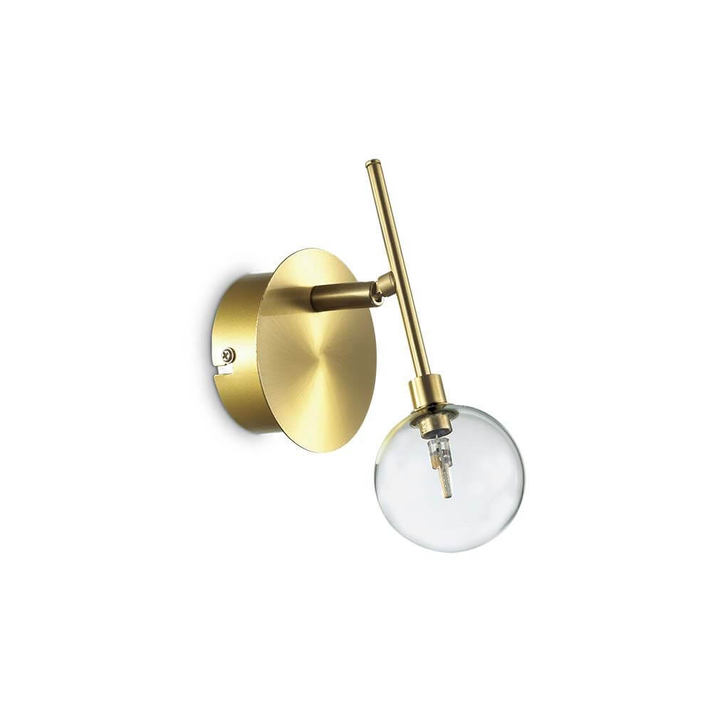 Wandlampe Maracas Messing mit modernem Design und runder Glaskugel.