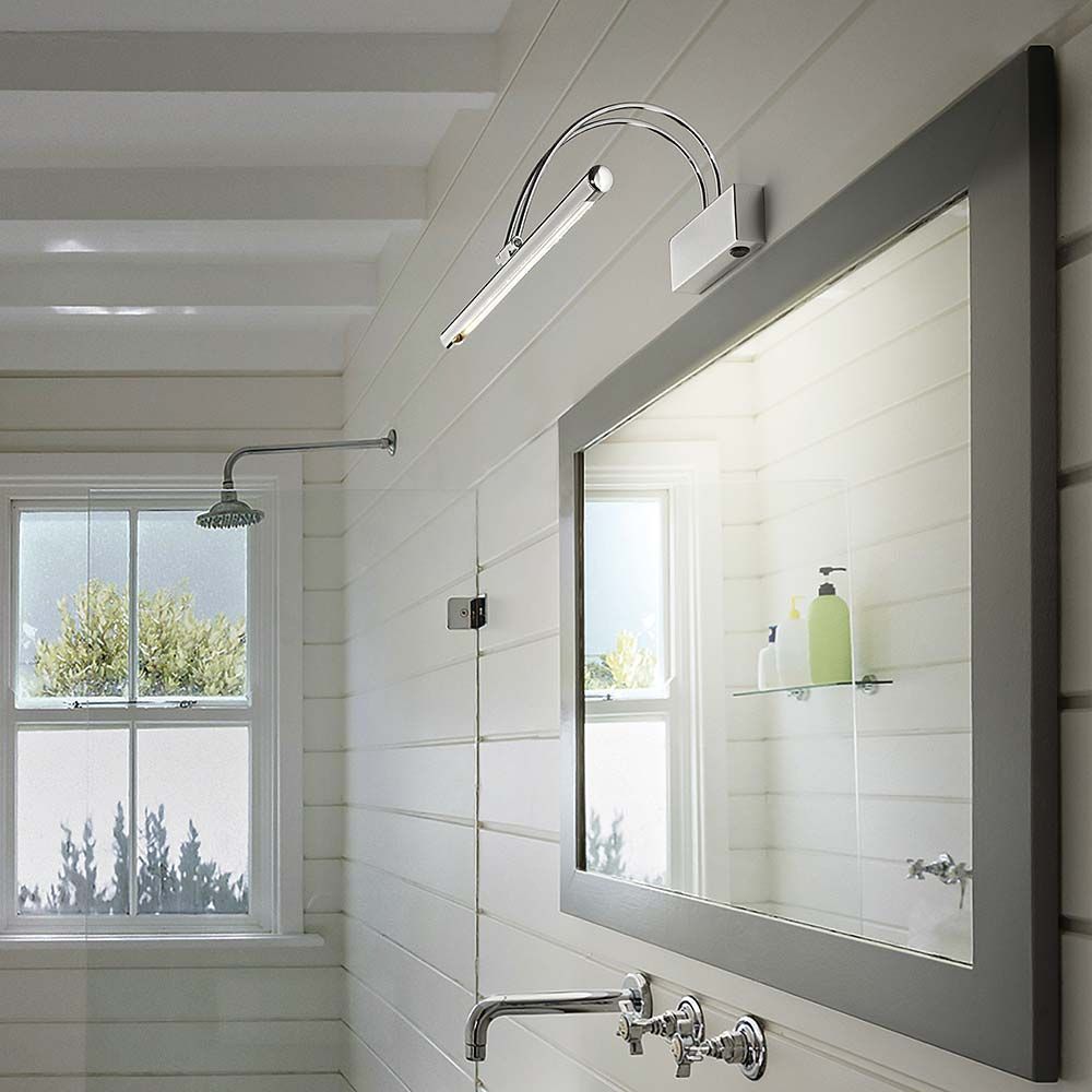 Moderne Wandleuchte Bow Ap66 Chrom neben einem Spiegel im Badezimmer.