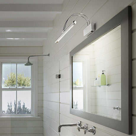 Moderne Wandleuchte Bow Ap66 Chrom neben einem Spiegel im Badezimmer.