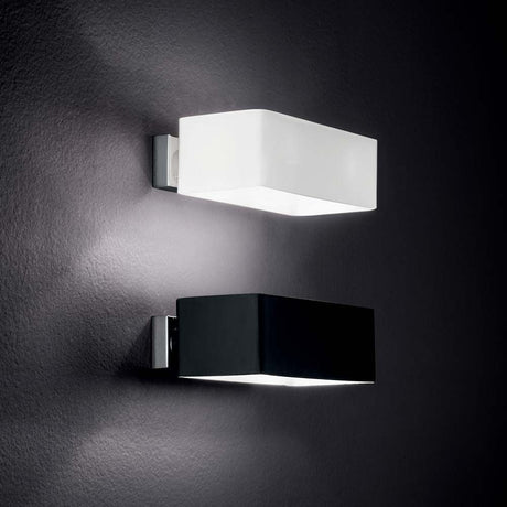 Box Ap2 wall light, modern wall light on the wall in white and black, stylish design for any room.