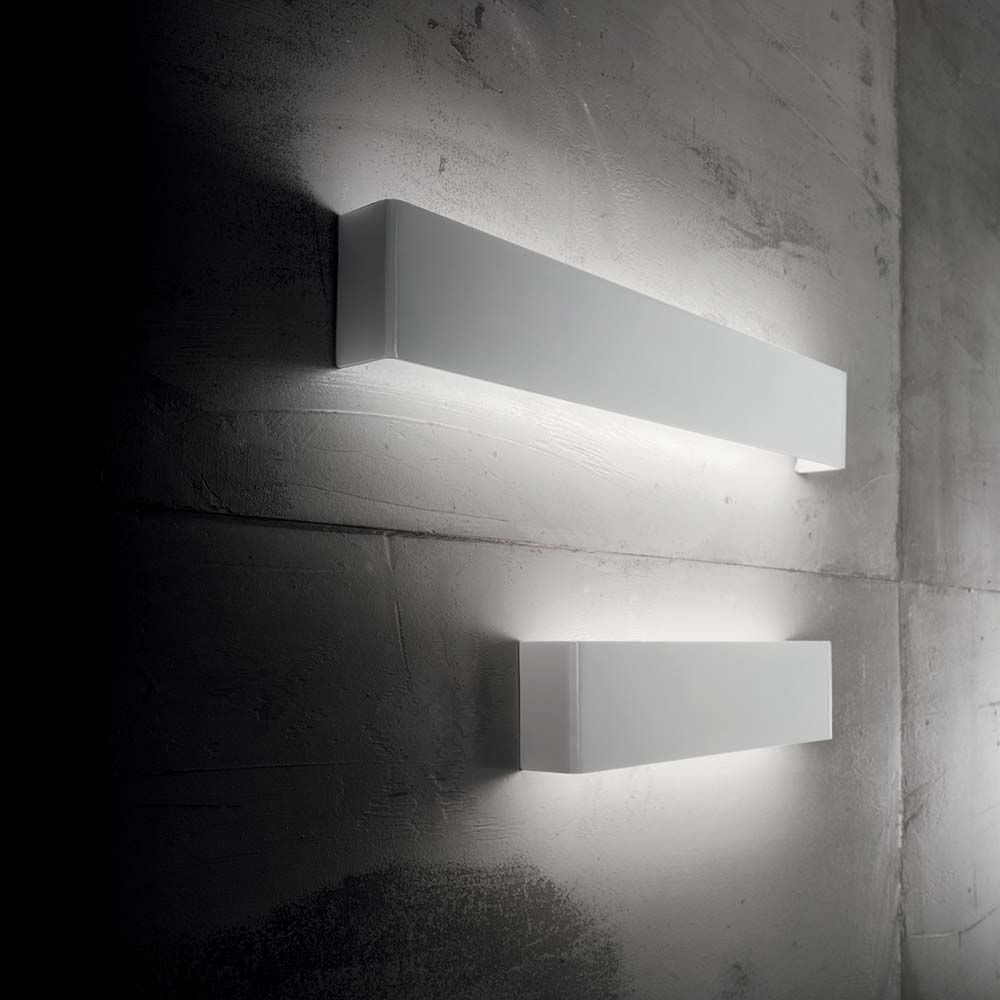 Wandleuchte Bright Ap132 an einer Betonwand, modernes Design mit sanfter Beleuchtung.