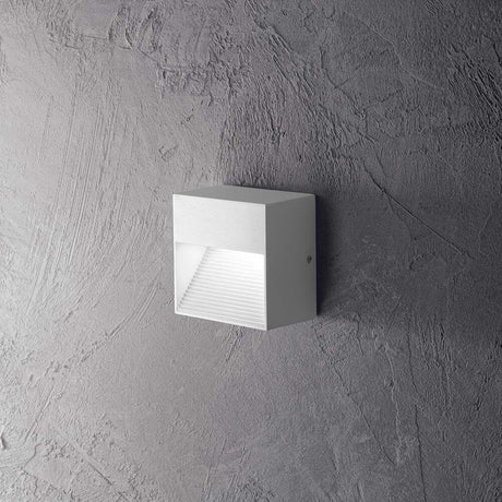 Wall light Down Ap1 White on a textured wall, modern design for stylish lighting.