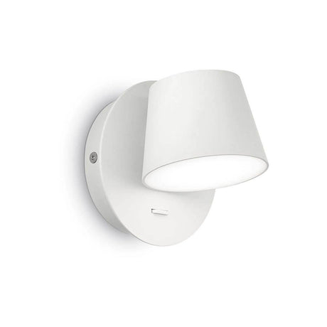 Wandleuchte Gim Ap1 Weiß an der Wand, modern und elegant in Weiß gestaltet.