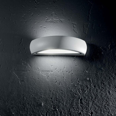 Vegglampe Giove Ap1 hvit på en ru vegg, moderne og elegant belysningsløsning.