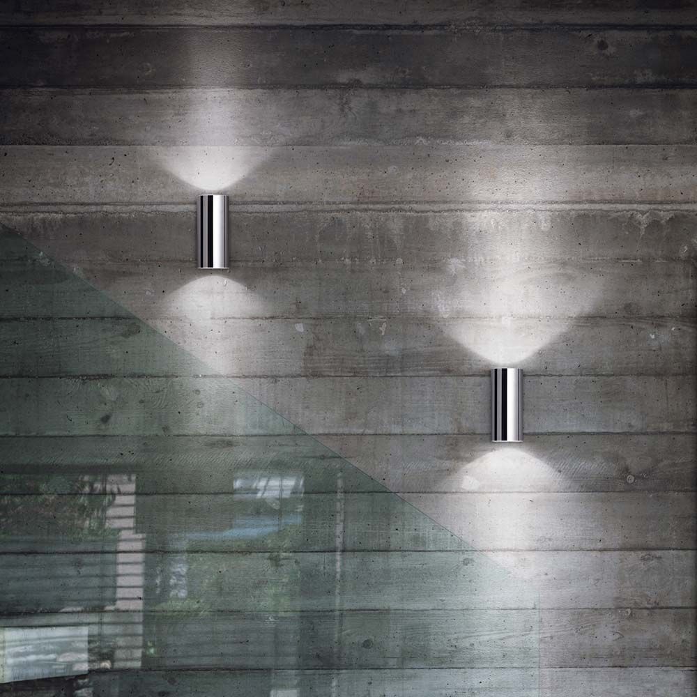 Zwei Wandleuchten Hot Ap2 Chrom an rauer Wand, strahlendes Licht und modernes Design.