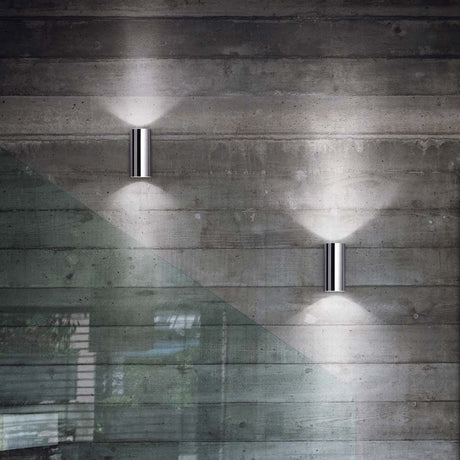 Zwei Wandleuchten Hot Ap2 Chrom an rauer Wand, strahlendes Licht und modernes Design.