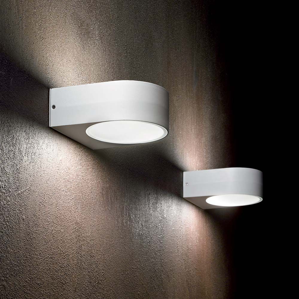 Wandleuchte Iko Ap1 Weiß an einer Wand, modernes Design mit sanfter Beleuchtung.